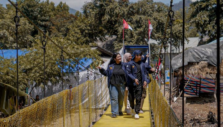 Foto jembatan yang ada anak ASEAN